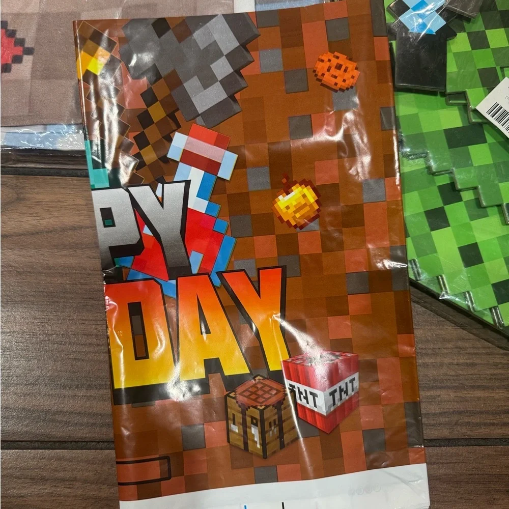 MINECRAFT Pixelated Birthday Party Supplies Set